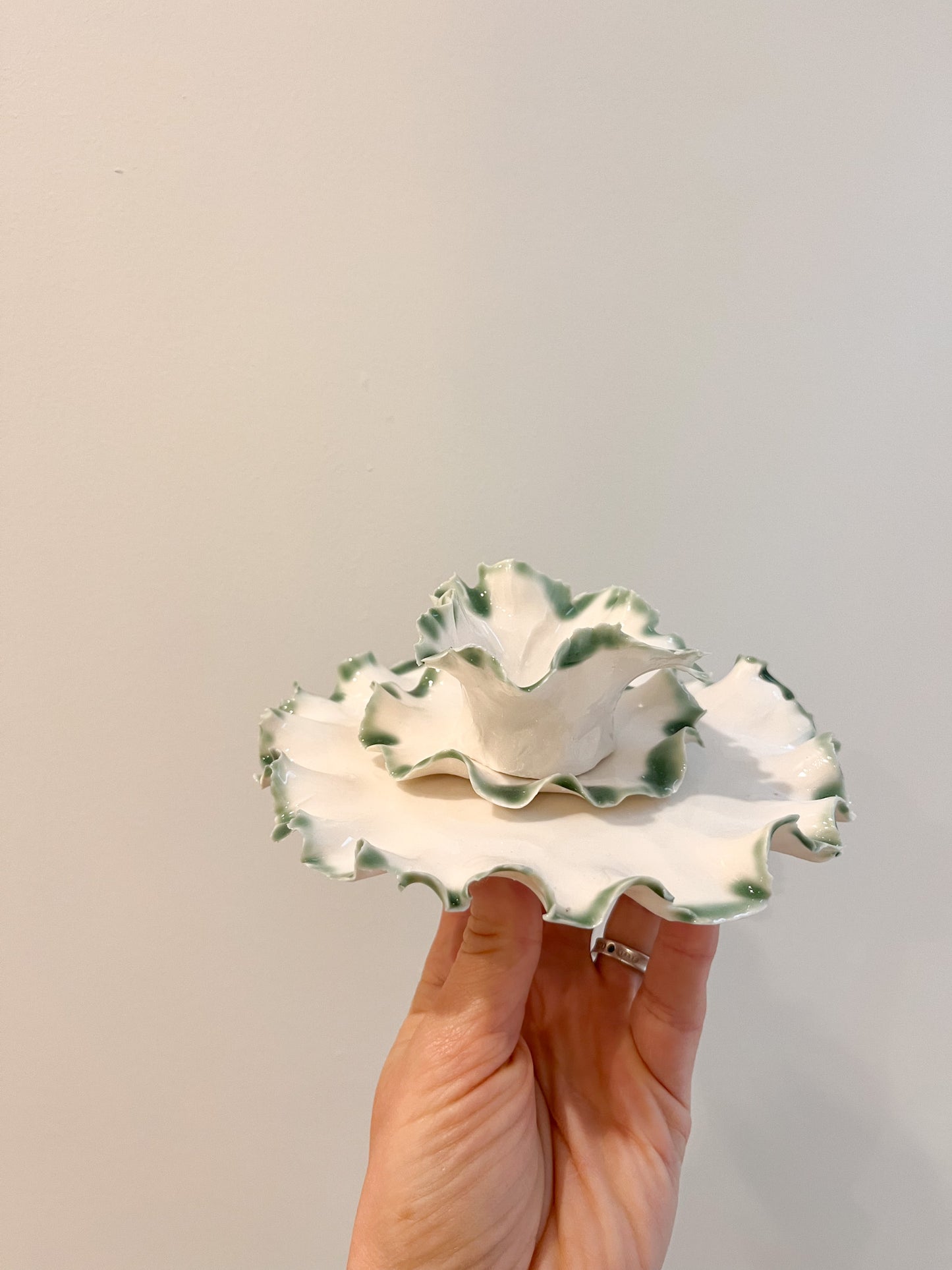 Coquetier + duo d'assiettes avec contour vert