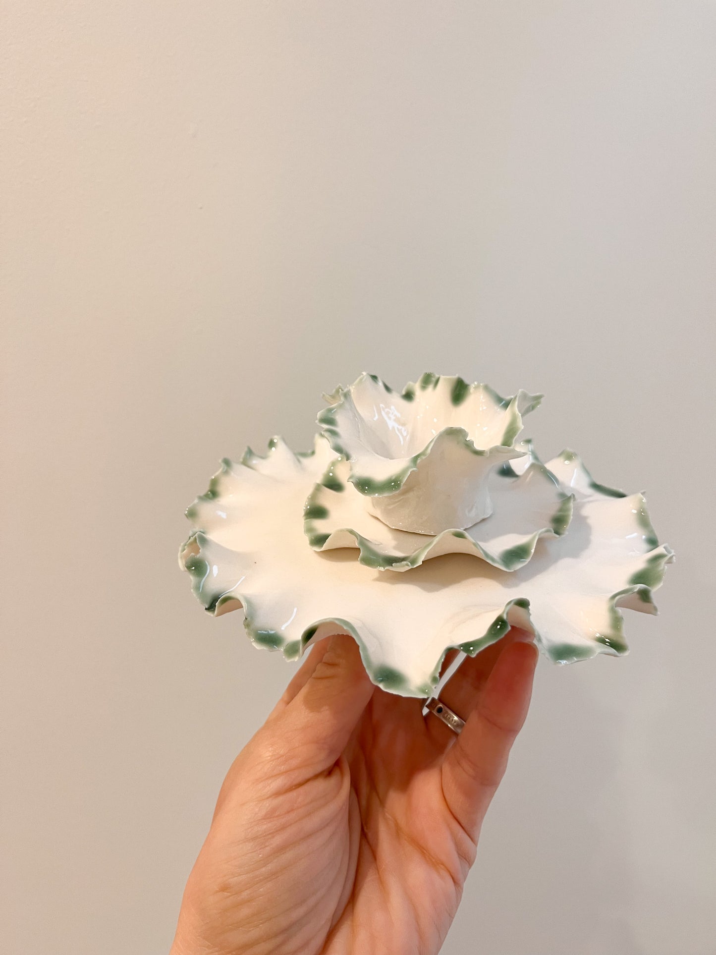 Coquetier + duo d'assiettes avec contour vert