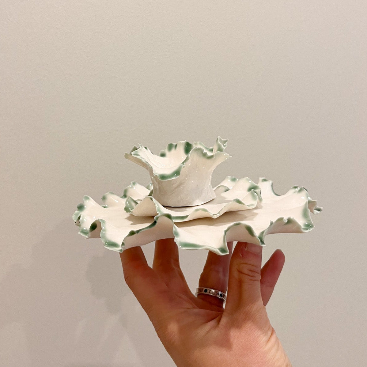 Coquetier + duo d'assiettes avec contour vert