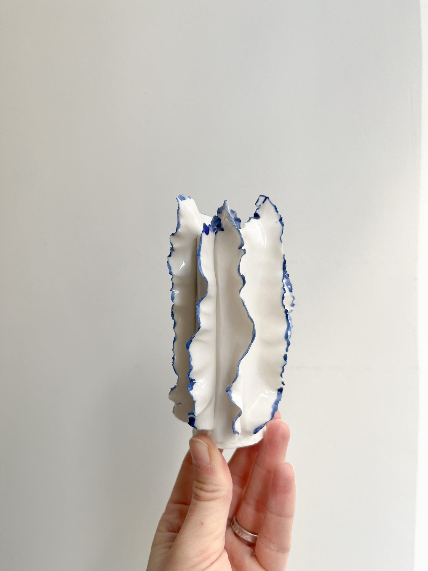 Petit Vase Athéna liseré bleu